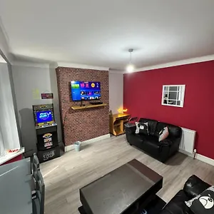 Giga Residential 4 Bedrooms, 8 Guests , Near Centre, Arcade Machine, Sky Tv, Netflix, Free Wifi, Free Parking Newcastle upon Tyne